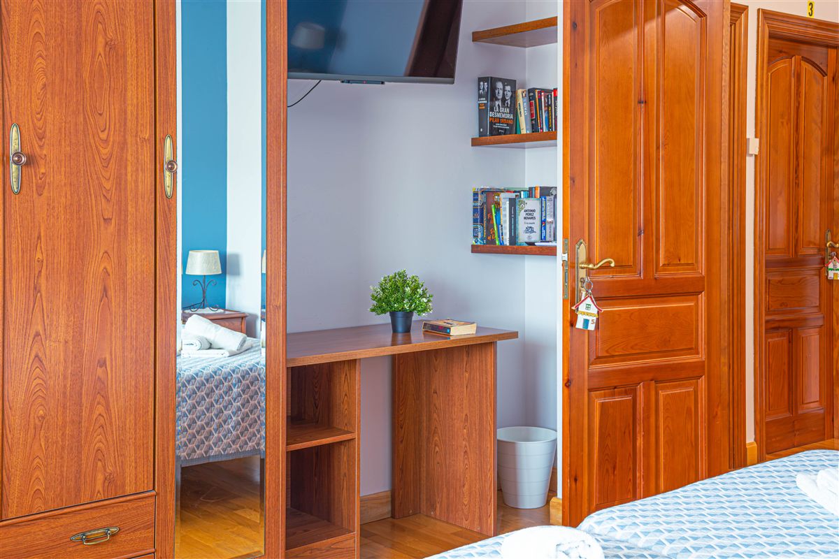 Habitación 5 · Escritorio