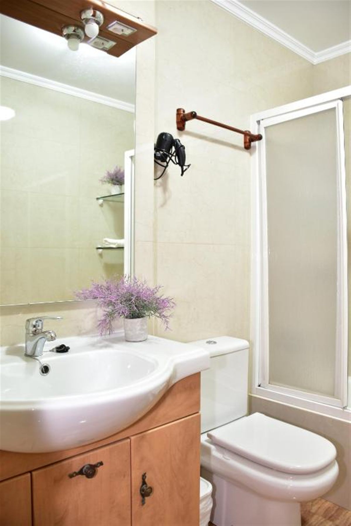 Habitación 2 · Baño compartido